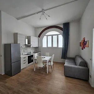 Navigli Bocconi , Milano Italia